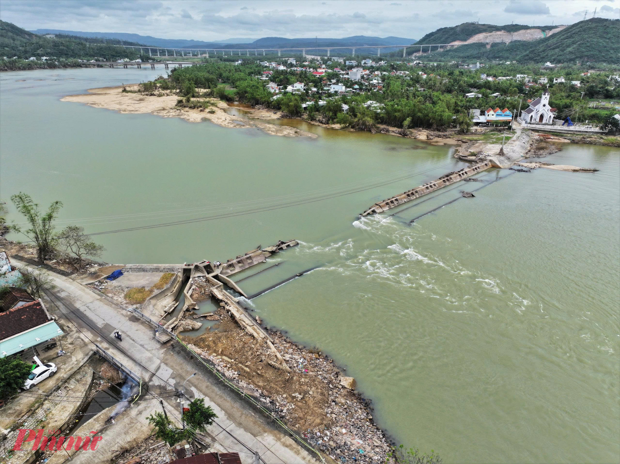 Đập Tam Giang dài khoảng 800m, được xây dựng kiên cố bằng xi măng, có thiết kế tam bậc, chắn ngang qua sông Cái thuộc địa bàn 2 xã Tuy An Đông và Tuy An Bắc (tỉnh Đắk Lắk).