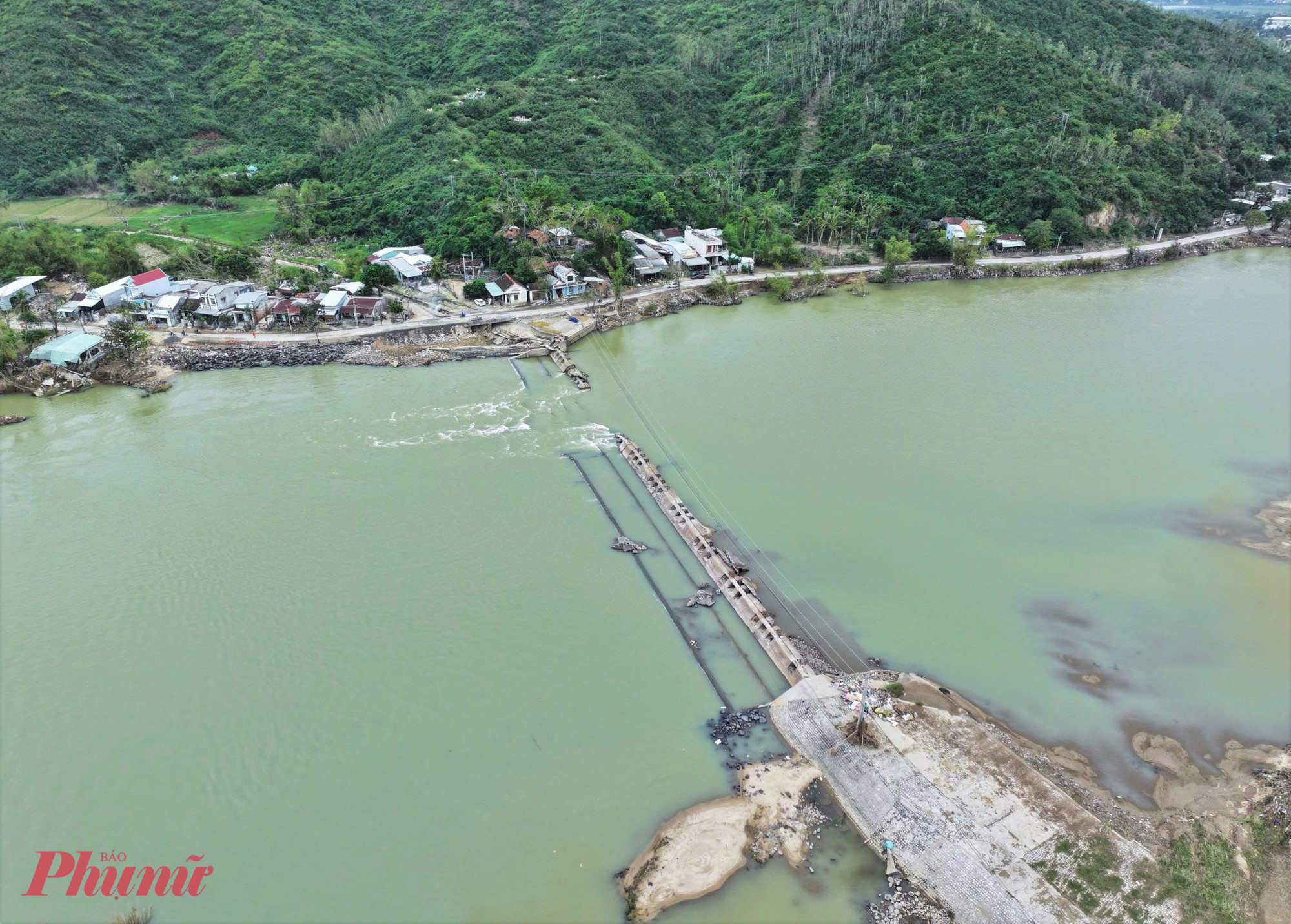Công trình thủy lợi này giữ vai trò quan trọng đối với đời sống và sản xuất nông nghiệp của người dân khi cung cấp nguồn nước tưới cho hàng trăm héc-ta lúa, đồng thời cũng là một thắng cảnh thu hút du khách thời gian qua - Ảnh: Tuệ Lâm.