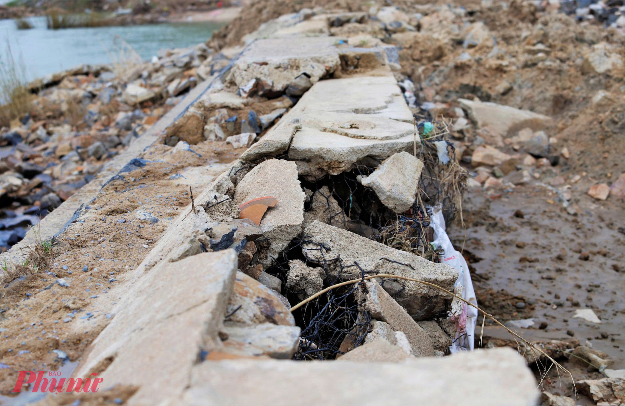 Toàn bộ vai đập ở hai bên bờ bị nước lũ bào mòn, khoét hàm ếch sâu, để lộ hoàn toàn kết cấu bên trong. 