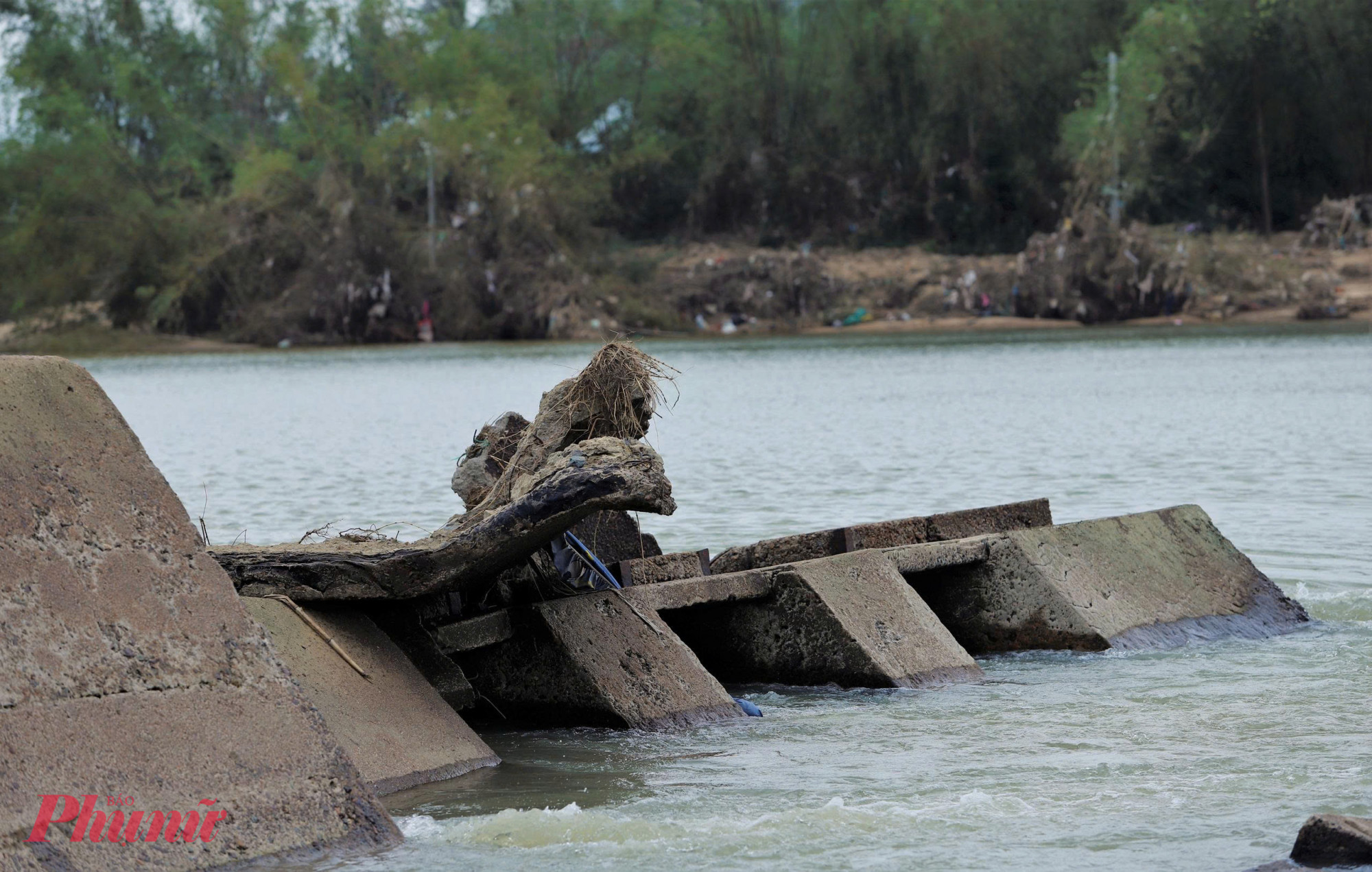 Công ty TNHH MTV Thủy nông Đồng Cam (đơn vị quản lý đập) cũng đã có báo cáo gửi Sở Nông nghiệp và Môi trường tỉnh Đắk Lắk, đề nghị bổ sung kinh phí để sửa chữa khẩn cấp, đảm bảo nguồn nước tưới cho vụ Đông Xuân.