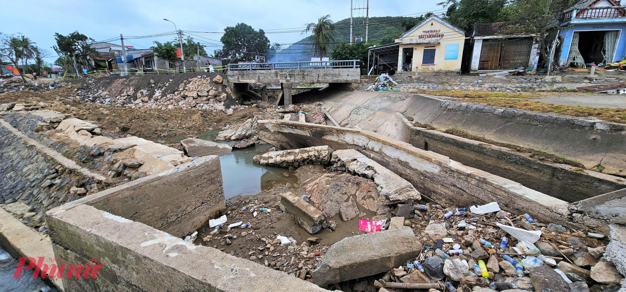 Trước tình hình đó, UBND xã Tuy An Đông đã kiến nghị UBND tỉnh sớm triển khai phương án khắc phục khẩn cấp đập Tam Giang nhằm ổn định đời sống và sản xuất cho người dân. 