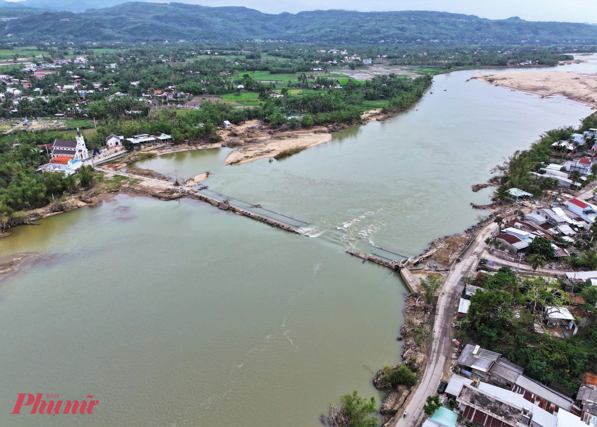 Từ lâu, đập Tam Giang là tuyến kết nối tự nhiên giữa hai bờ sông, giúp người dân đi lại bằng xe máy, xe đạp, thậm chí đi bộ thuận tiện mà không cần sử dụng thuyền.