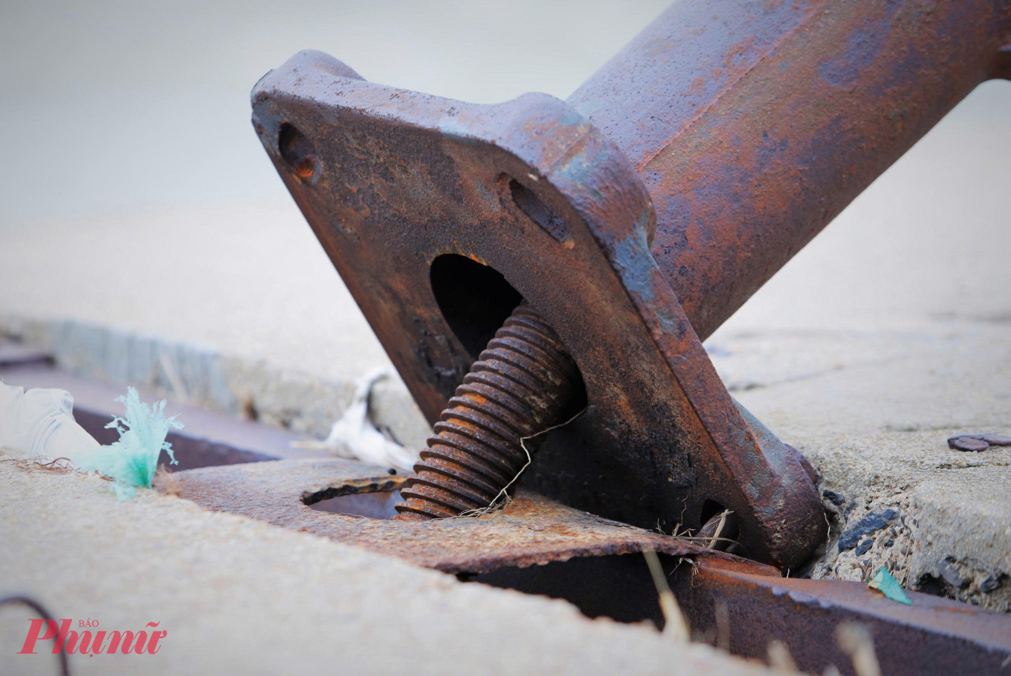 Dòng nước đổ về mạnh và xiết đến mức các trụ sắt trên thân đập cũng bị nghiêng ngã. 