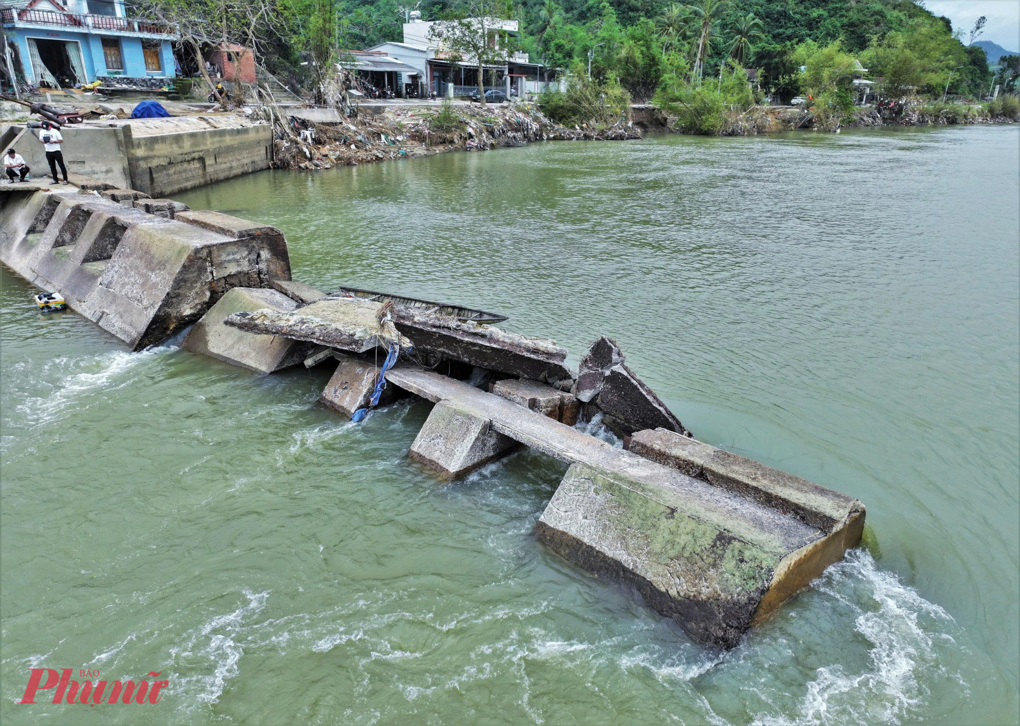 Tuy nhiên, đợt lũ lịch sử vừa qua đã khiến thân đập Tam Giang bị vỡ, cuốn sập hơn 30m, gây ảnh hưởng đến việc cấp nước sản xuất nông nghiệp trước vụ Đông Xuân 2025 – 2026.
