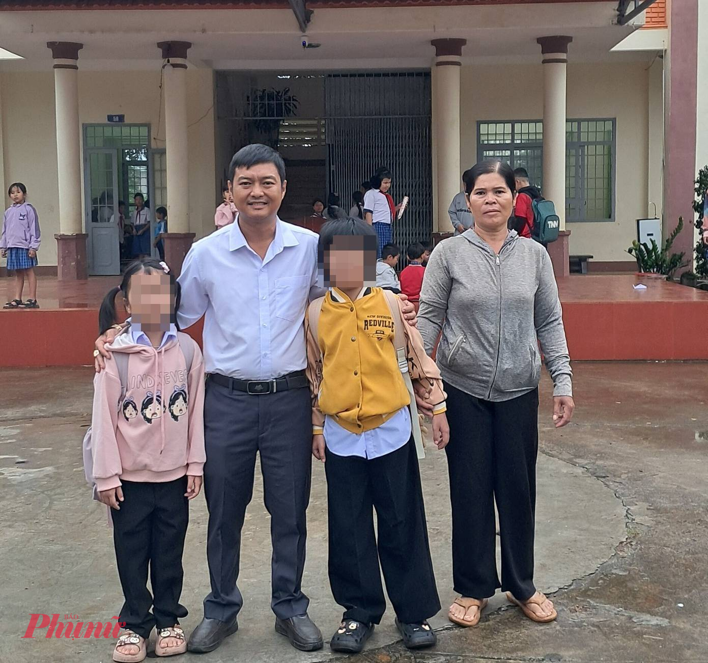 Nỗi khổ của người cha trong vụ xích 2 con của mình Chị em cháu H.H.N.N. đã được đi học