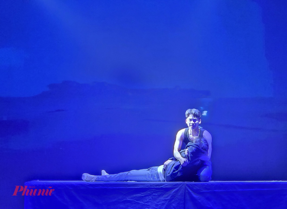 Lần cuối cùng mọi người nhìn thấy Hùng Râu là ở một bờ biển tại Thái Lan.