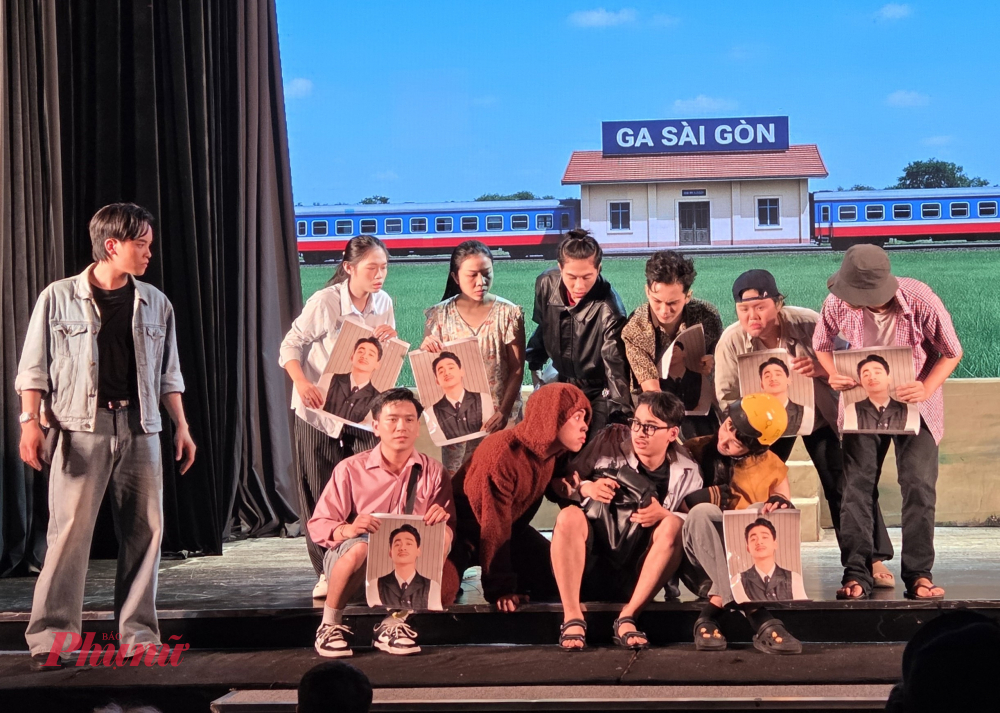 Dương là cậu diễn viên quần chúng có khuôn mặt giống hệt Hùng Râu