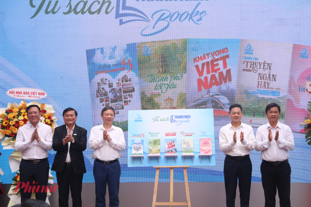 Các đại biểu đặt sách lên kệ - đặt nền móng đầu tiên cho việc ra mắt tủ sách Thanh Niên