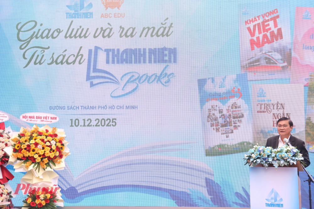 Tổng biên tập Báo Thanh Niên - ông Nguyễn Ngọc Toàn phát biểu tại buổi ra mắt tủ sách Thanh Niên