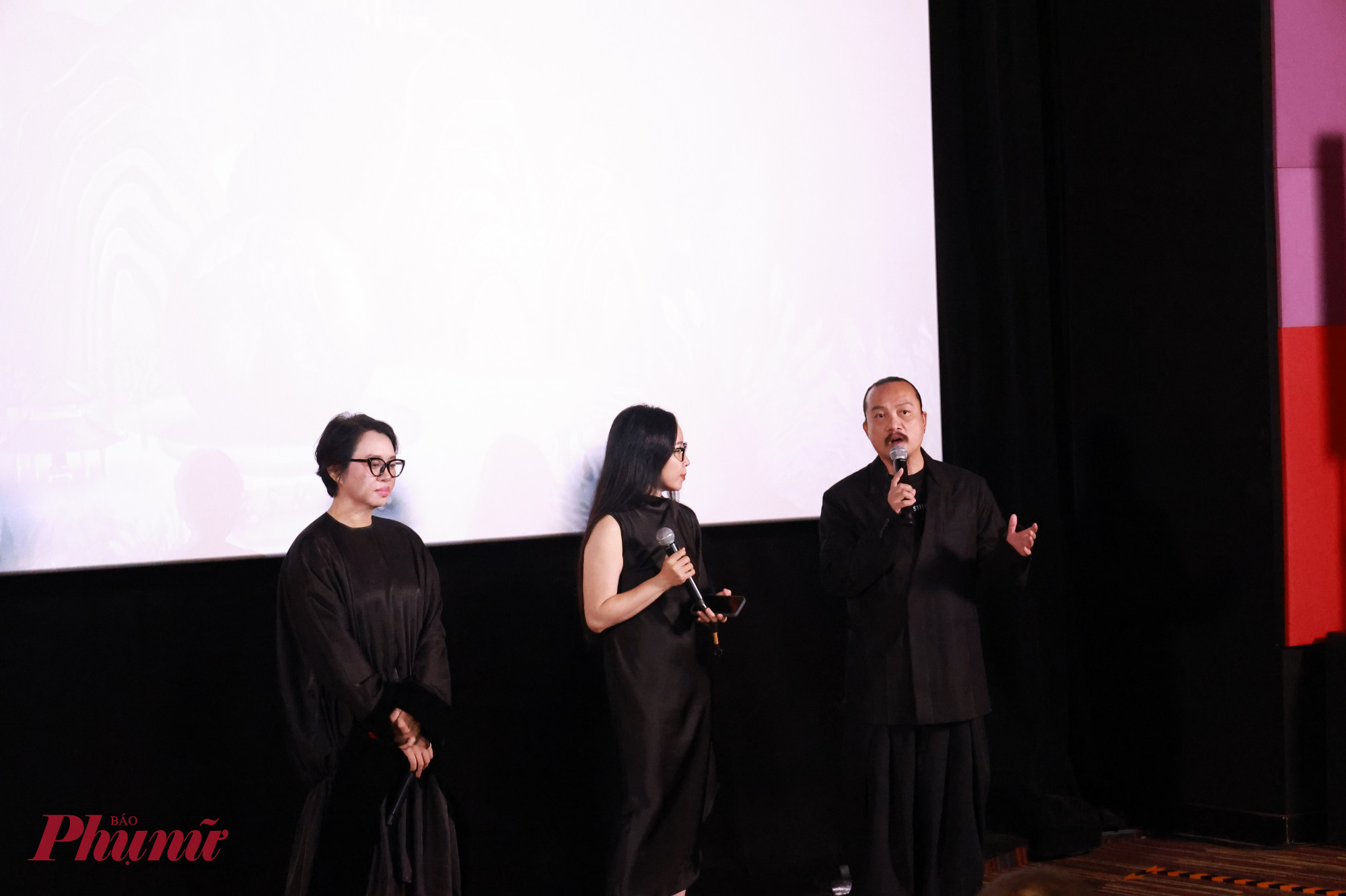 Đạo diễn Lan Nguyên (trái) và Tổng đạo diễn Cao Trung Hiếu (phải) 