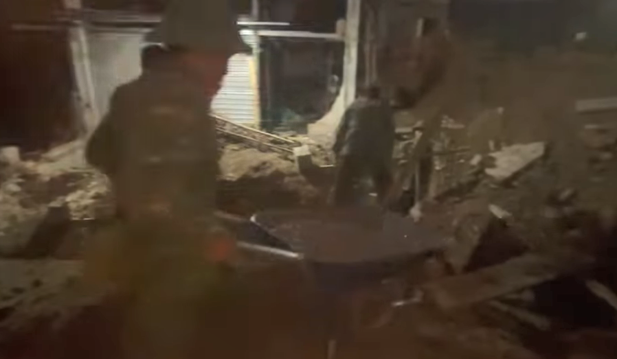 Trong bóng đêm nhờ nhờ của vùng quê nghèo, vẫn có những người bê gạch, tô vữa... (ảnh: Mạnh Hoài Nam)