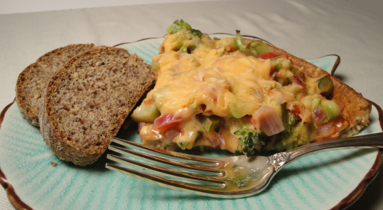 Hạt lanh vốn nổi tiếng nhờ hàm lượng omega-3 thực vật dồi dào, giúp hỗ trợ tim mạch và cải thiện sức khỏe làn da. Khi được đưa vào công thức bánh mì, loại hạt này tạo nên cấu trúc mềm, ẩm và thơm béo rất riêng. Một lát bánh mì hạt lanh ăn kèm trứng ốp la hoặc salad sẽ giúp bữa trưa trở nên nhẹ nhàng mà vẫn đủ dưỡng chất. Đây là lựa chọn đáng thử cho những ai theo đuổi lối sống “eat clean”.