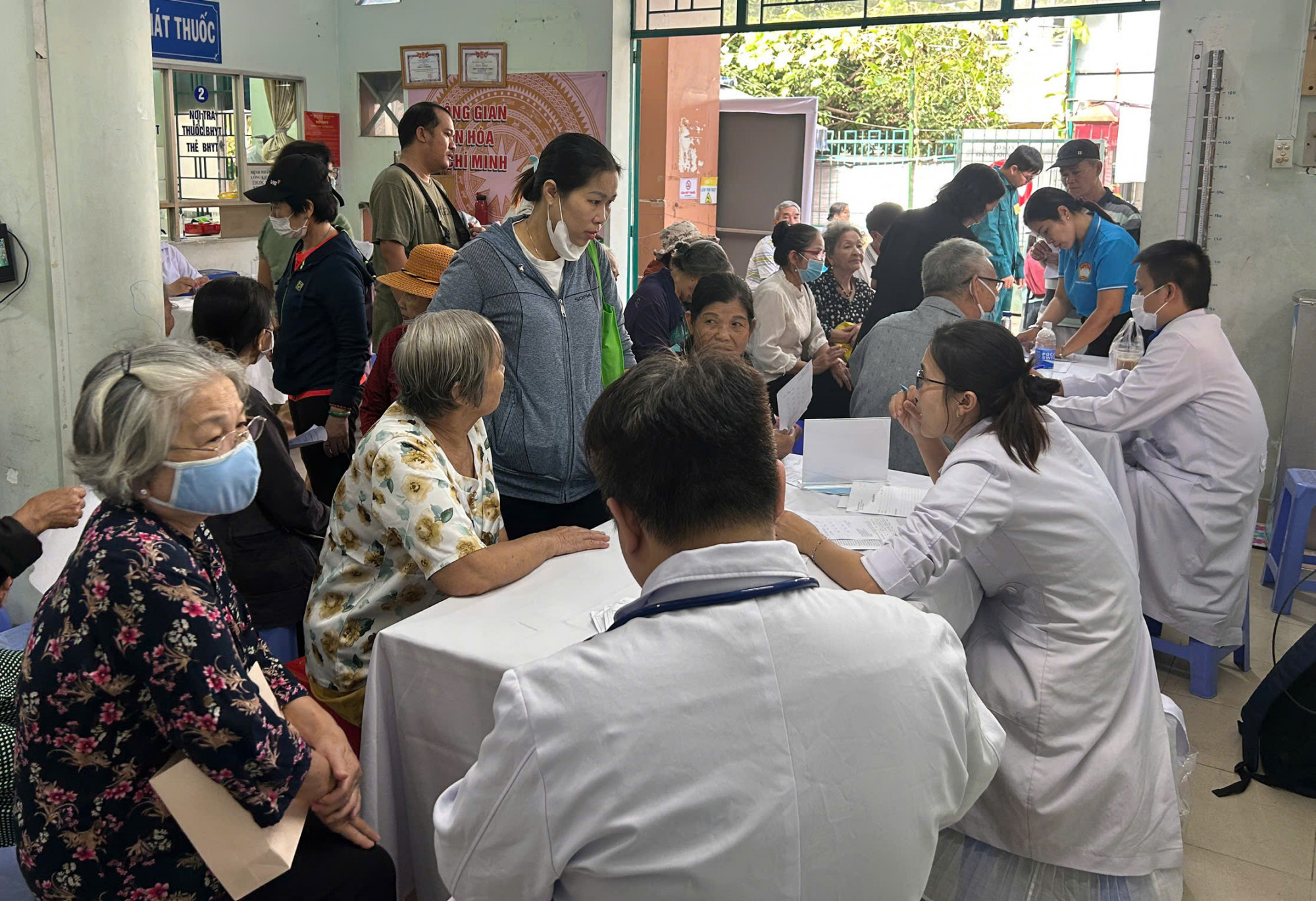 Có khoảng 200 người cao tuổi vừa được khám sức khỏe miễn phí tại phường Tây Thạnh - Ảnh: H.V. 