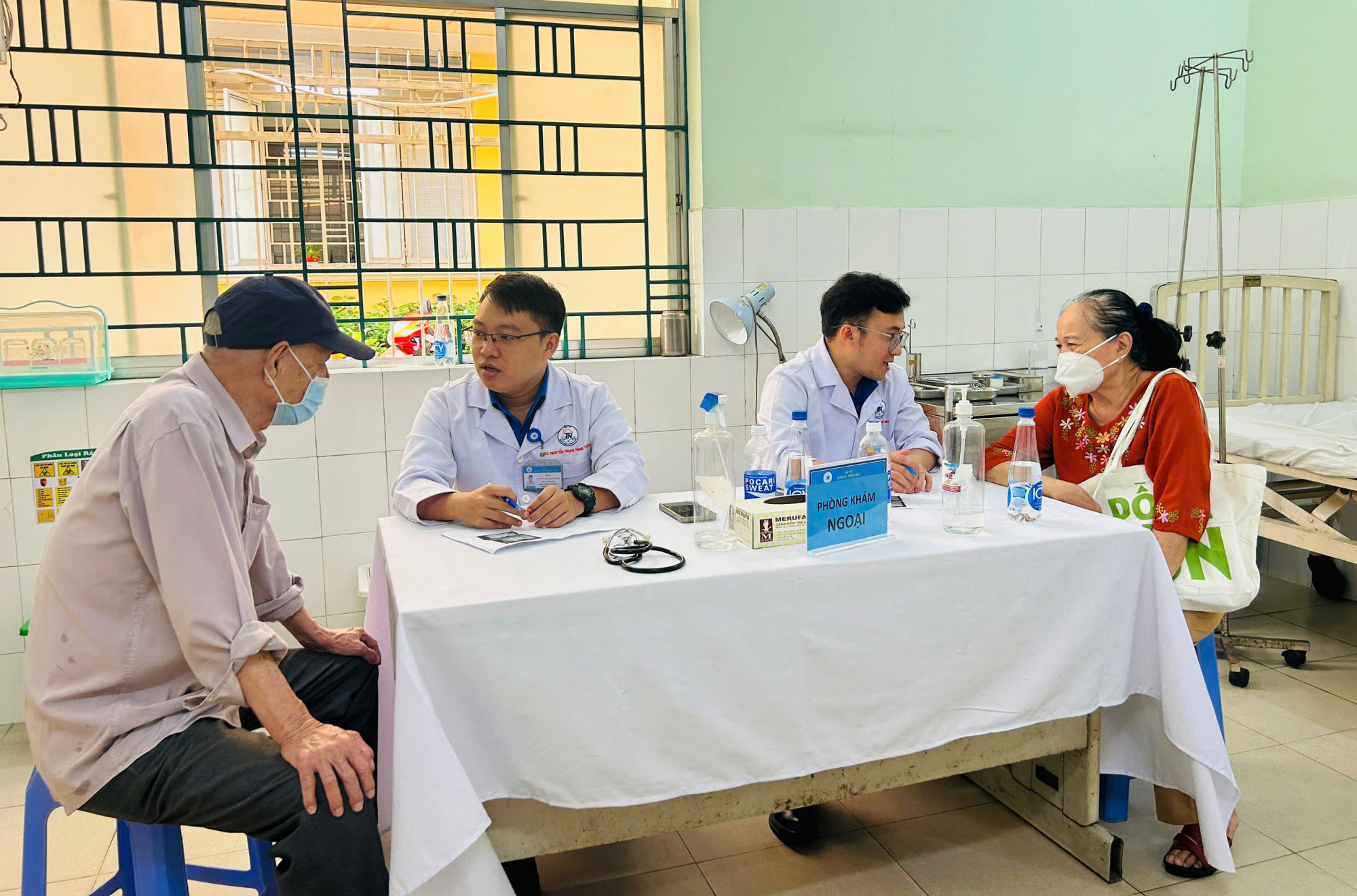 Người cao tuổi được ác y bác sĩ khám, tư vấn rất tận tình - Ảnh: H.V