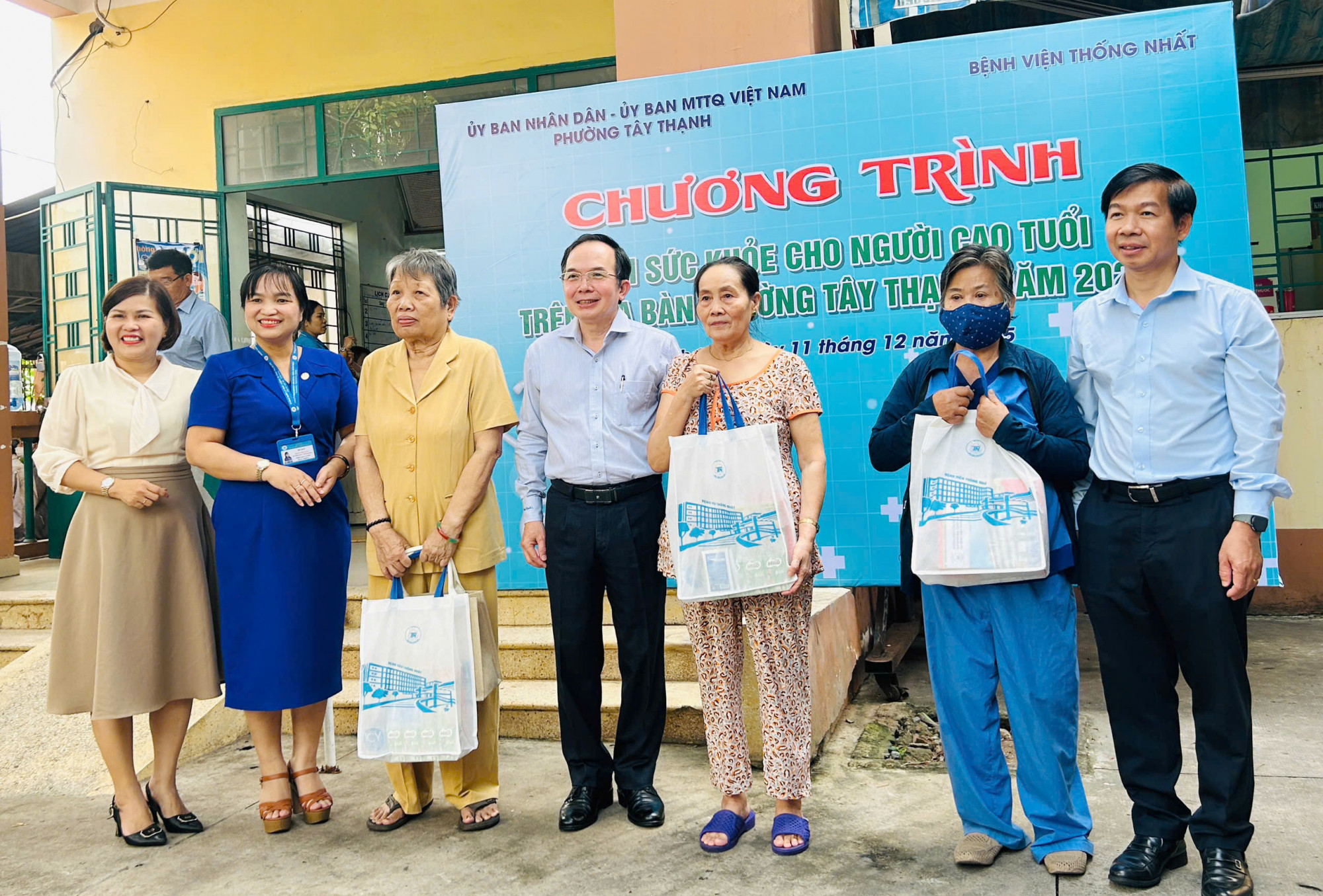 Đại diện lãnh đạo phường, Bệnh viện tặng quà đến người cao tuổi tại chương trình - Ảnh: H.V. 