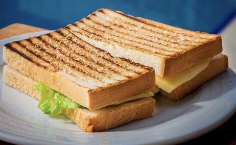 Bánh mì protein là giải pháp hiện đại dành cho người tập luyện hoặc mong muốn tăng cơ – giảm mỡ. Nhờ công thức bổ sung protein từ đậu nành, hạt và ngũ cốc, loại bánh này giúp cơ thể duy trì năng lượng bền vững và tránh cảm giác mệt mỏi. Bạn có thể dùng bánh mì protein cho bữa sáng hoặc bữa phụ sau tập, kết hợp với phô mai cottage, ức gà hay rau củ nướng để tạo nên phần ăn giàu dinh dưỡng mà vẫn gọn nhẹ.