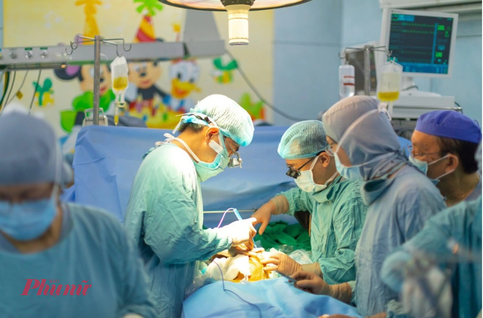Bác sĩ Bệnh viện Nhi Đồng 2 phẫu thuật ghép tạng cho trẻ, ảnh BVCC