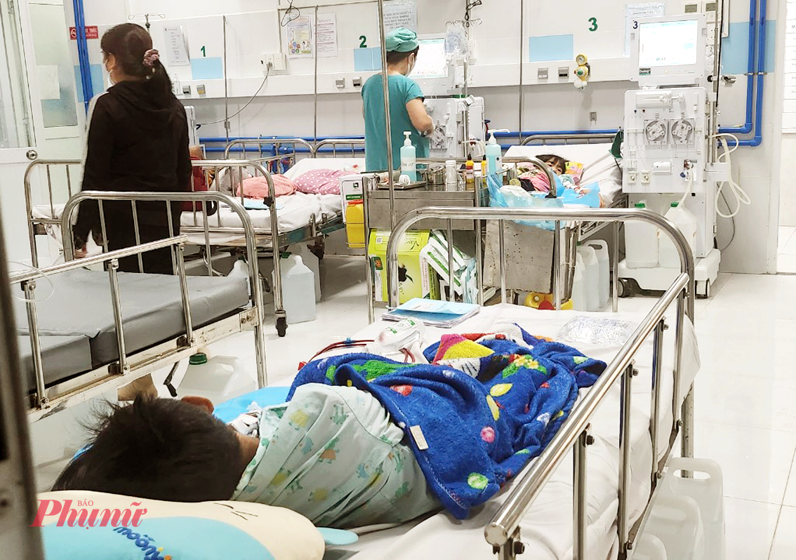 Trẻ suy thận mạn đang chạy thận nhân tạo tại Bệnh viện Nhi Đồng 2 TPHCM, ảnh Phạm An
