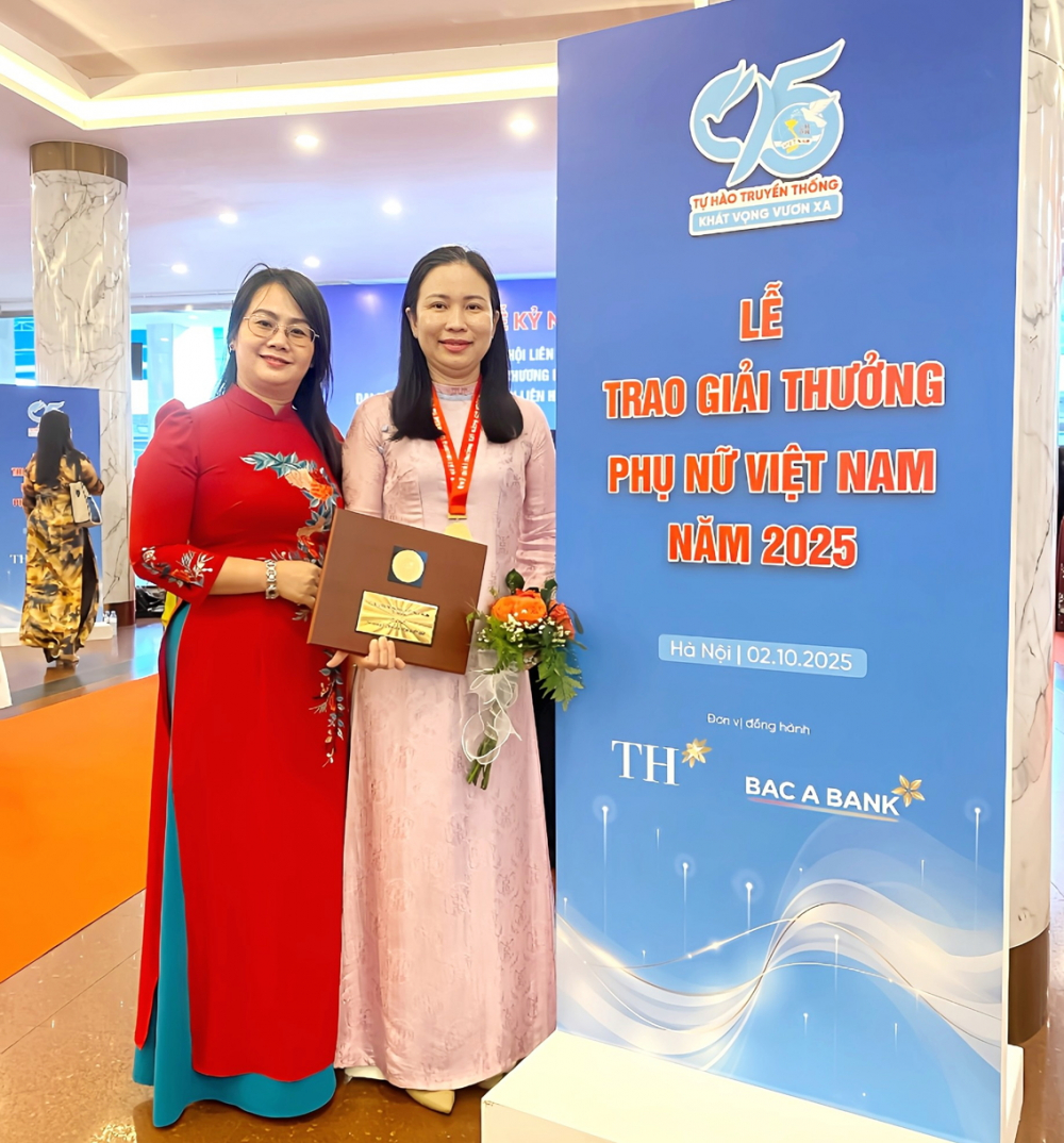 Bà Nguyễn Thị Thùy Linh (bên trái) - Chủ tịch Hội LHPN TP Cần Thơ - và bác sĩ chuyên khoa 2 Nguyễn Thụy Thúy Ái - người được nhận giải thưởng Phụ nữ Việt Nam 2025