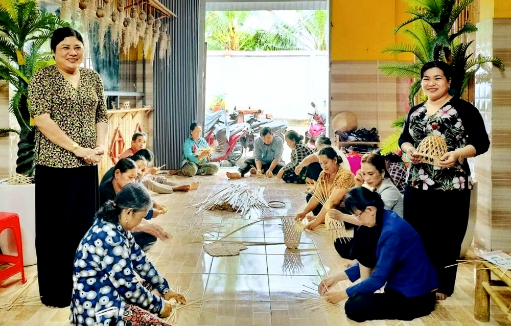 Hợp tác xã Mây tre đan Thủy Tuyết (xã Thuận Hòa, TP Cần Thơ) tạo việc làm cho nhiều phụ nữ nông thôn