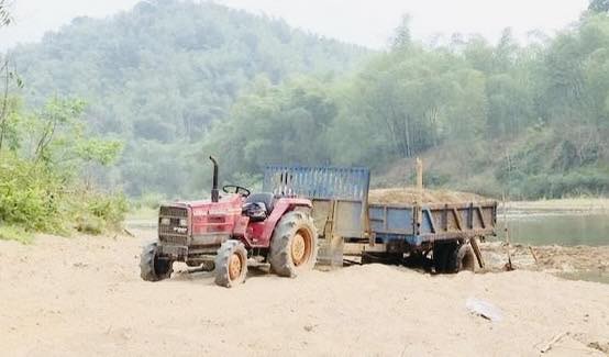 Một số cá nhân đã tự ý khai thác cát trái phép dọc Sông Ba-Ảnh: Công an xã Sơn Thành, tỉnh Đắk Lắk.