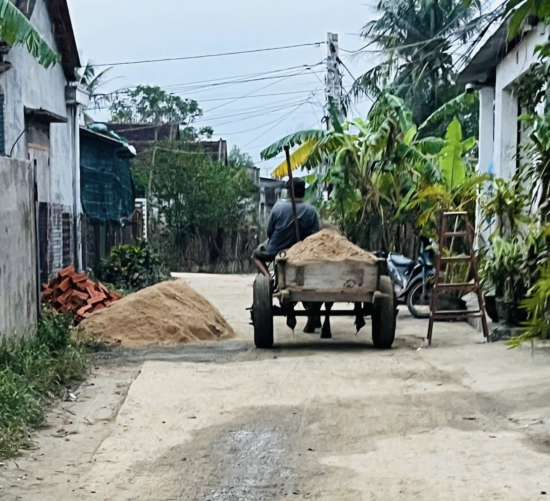 Khai thác cát trái phép tìm ẩn nguy cơ gây sạt lở bờ sông, phá hoại đất sản xuất, đe dọa nhà cửa, công trình của người dân- Ảnh: Công an xã Sơn Thành, tỉnh Đắk Lắk.