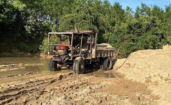 Khai thác cát trái phép bị tịch thu phương tiện, máy móc, công cụ vi phạm- Ảnh: Công an xã Sơn Thành, tỉnh Đắk Lắk.