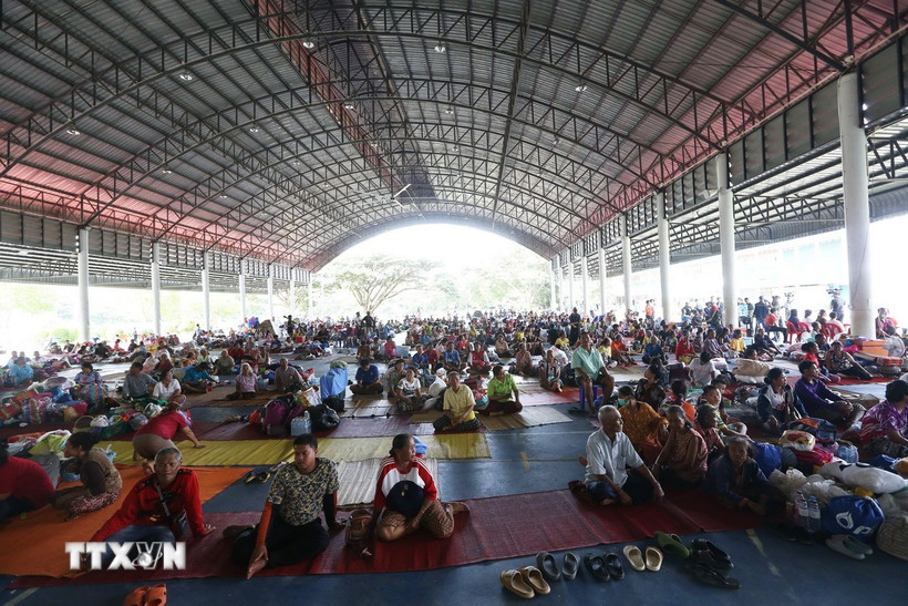 Người dân sơ tán tránh xung đột tại Si Sa Ket, Thái Lan. Ảnh: TTXVN