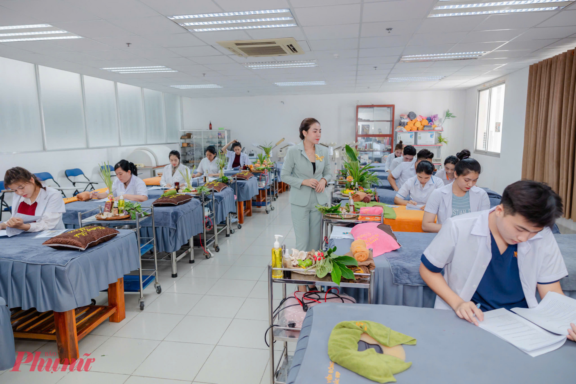 Trung học nghề được xác định là cùng bậc học với THPT, tích hợp kiến thức chương trình THPT và chuyên môn nghề