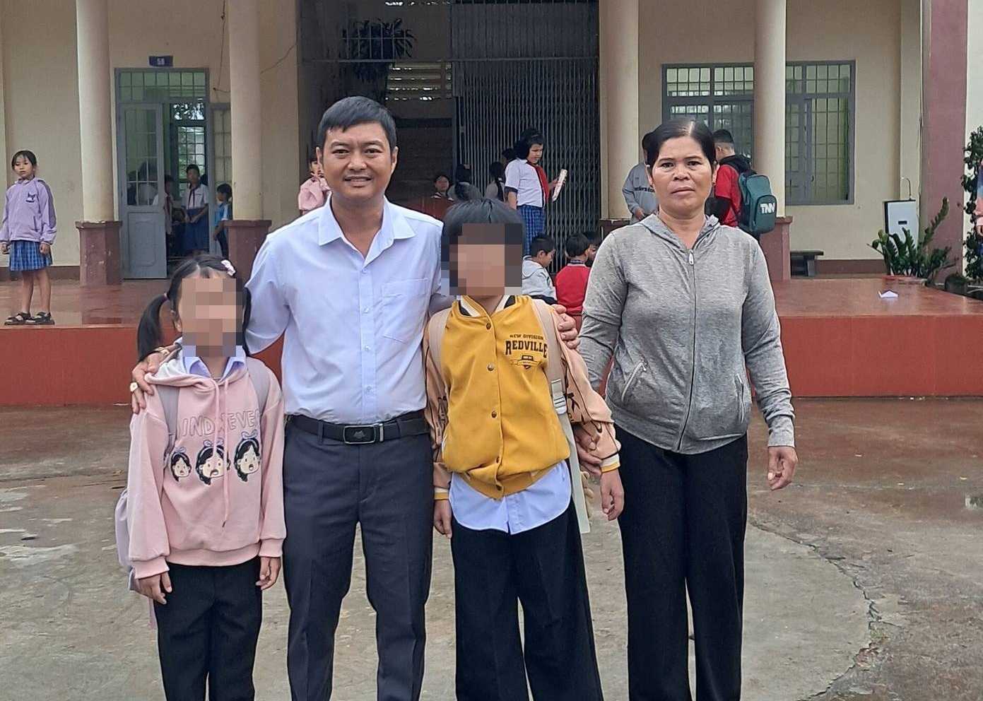 Sau khi giao về cho gia đình bên ngoại chăm sóc, hai cháu bé đã được đi học 