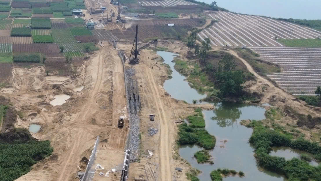 Qua kiểm tra ban đầu của công an phát hiện đơn vị thi công có dấu hiệu gây ô nhiễm môi trường và khai thác khoáng sản (cát) trái phép_Ảnh: Q.T.