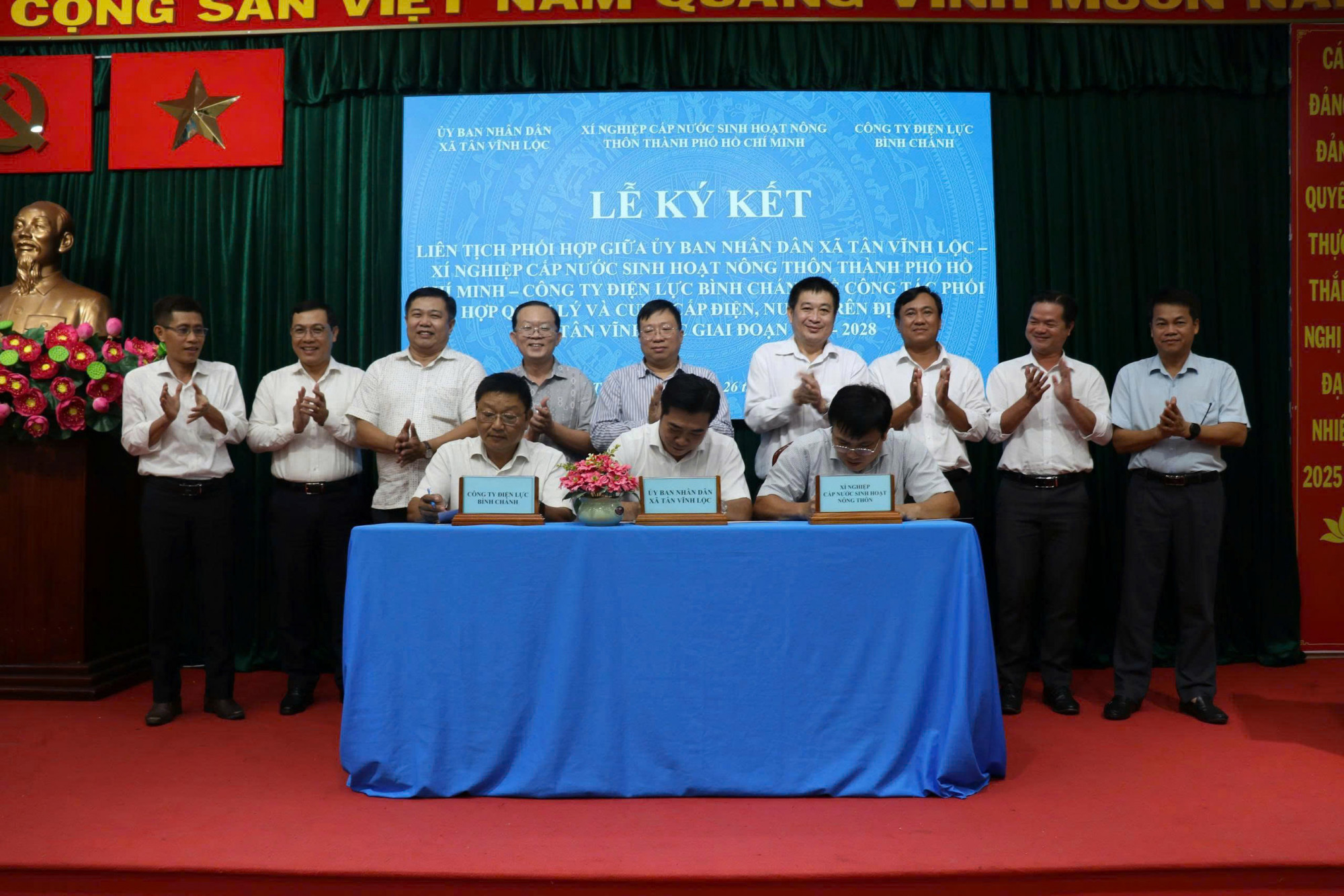 Ông Phạm Công Thành (hàng ngồi, thứ nhất từ trái sang), ông Nguyễn Thành Nhân (giữa) và ông Nguyễn Mười ký Kế hoạch liên tịch phối hợp quản lý nhà nước trong lĩnh vực điện, nước -  Ảnh: EVNHCMC