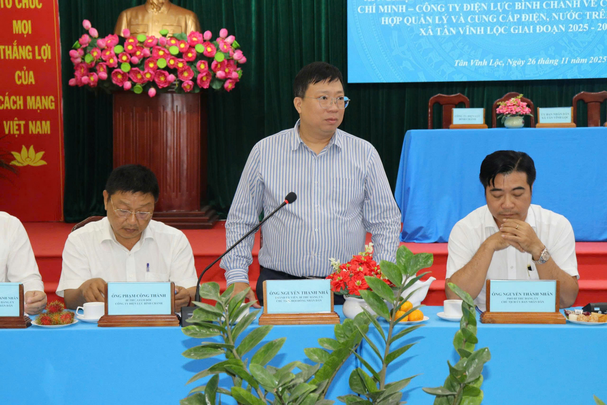 Ông Nguyễn Thanh Nhã - Bí thư Đảng ủy, Chủ tịch HĐND xã Tân Vĩnh Lộc - phát biểu tại hội nghị - Ảnh: EVNHCMC