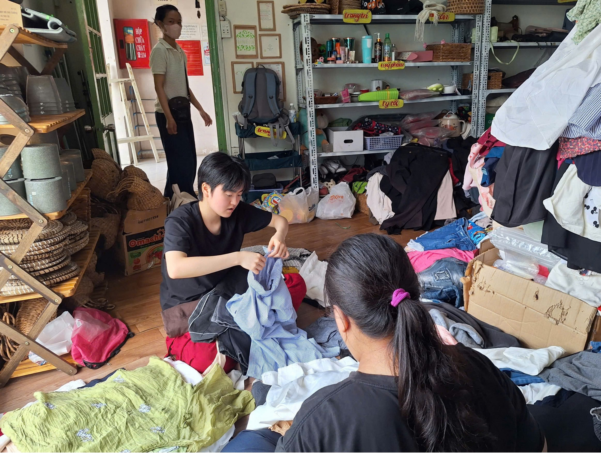 Giảm thiểu rác thải nhựa: Hành động nhỏ, tác động lớn Nhóm tình nguyện viên Nhà nhiều lá (TPHCM) đang phân loại vật dụng được cộng đồng quyên góp để người khác tiếp tục tái sử dụng - Ảnh: Trang Thư