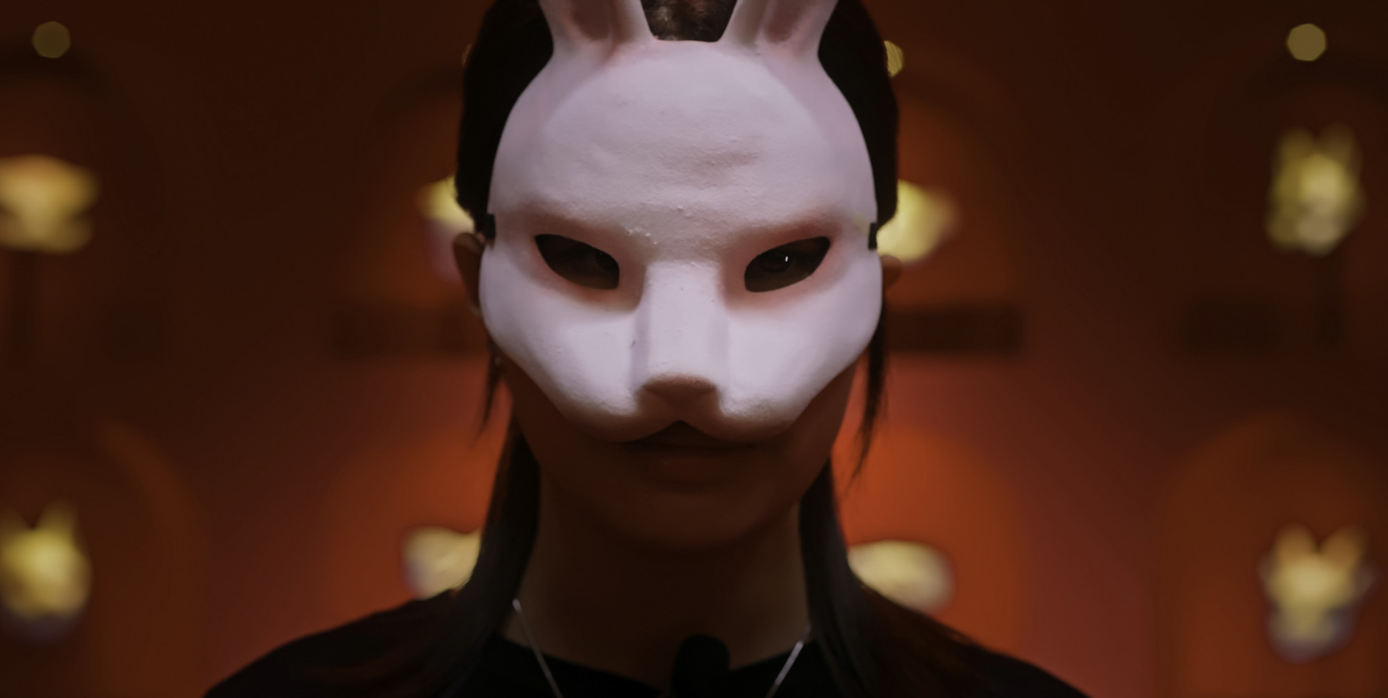 Nữ chính của phim Thỏ ơi! được giấu mặt sau lớp mặt nạ, dựa vào hình ảnh mắt và môi nhiều khán giả đoán đây là nữ ca sĩ Pháo