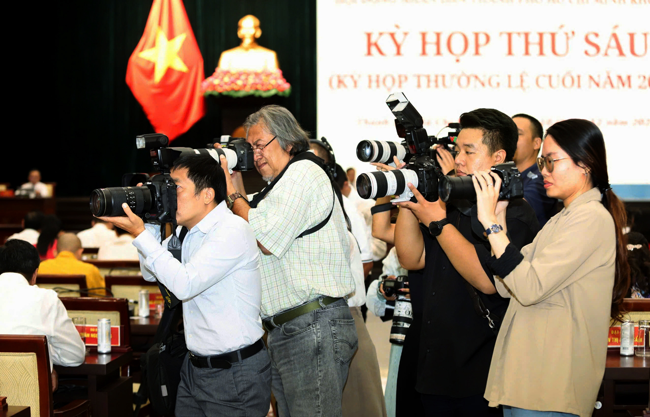 Luật Báo chí (sửa đổi): Đòn bẩy tài chính và công nghệ cho báo chí phục vụ lợi ích quốc gia Phóng viên các cơ quan báo chí trung ương và TPHCM tác nghiệp tại kỳ họp thứ sáu HĐND khóa X vào tháng 12/2025 - ẢNH: T.T.