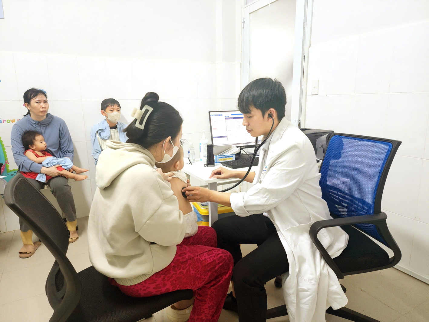 Người dân Cần Giờ hết lo “qua sông, lụy đò” đi chữa bệnh Có Bệnh viện Từ Dũ cơ sở 2 tại Cần Giờ, cha mẹ của các bé không còn lo lắng việc vượt đường xa đưa con đi khám bệnh - ẢNH: PHẠM AN