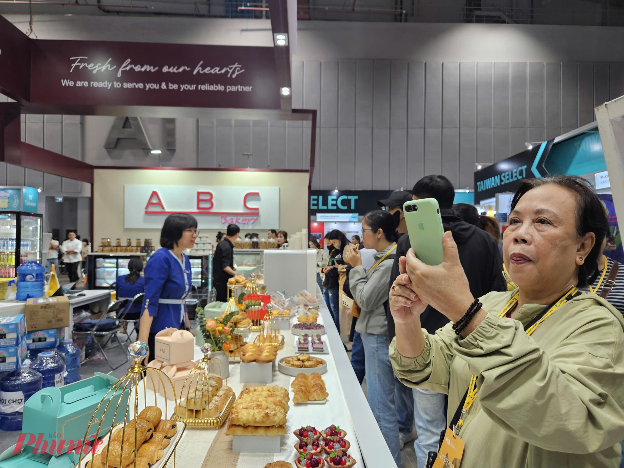 Nhiều người thích thú chụp lại các mẫu bánh đẹp mắt