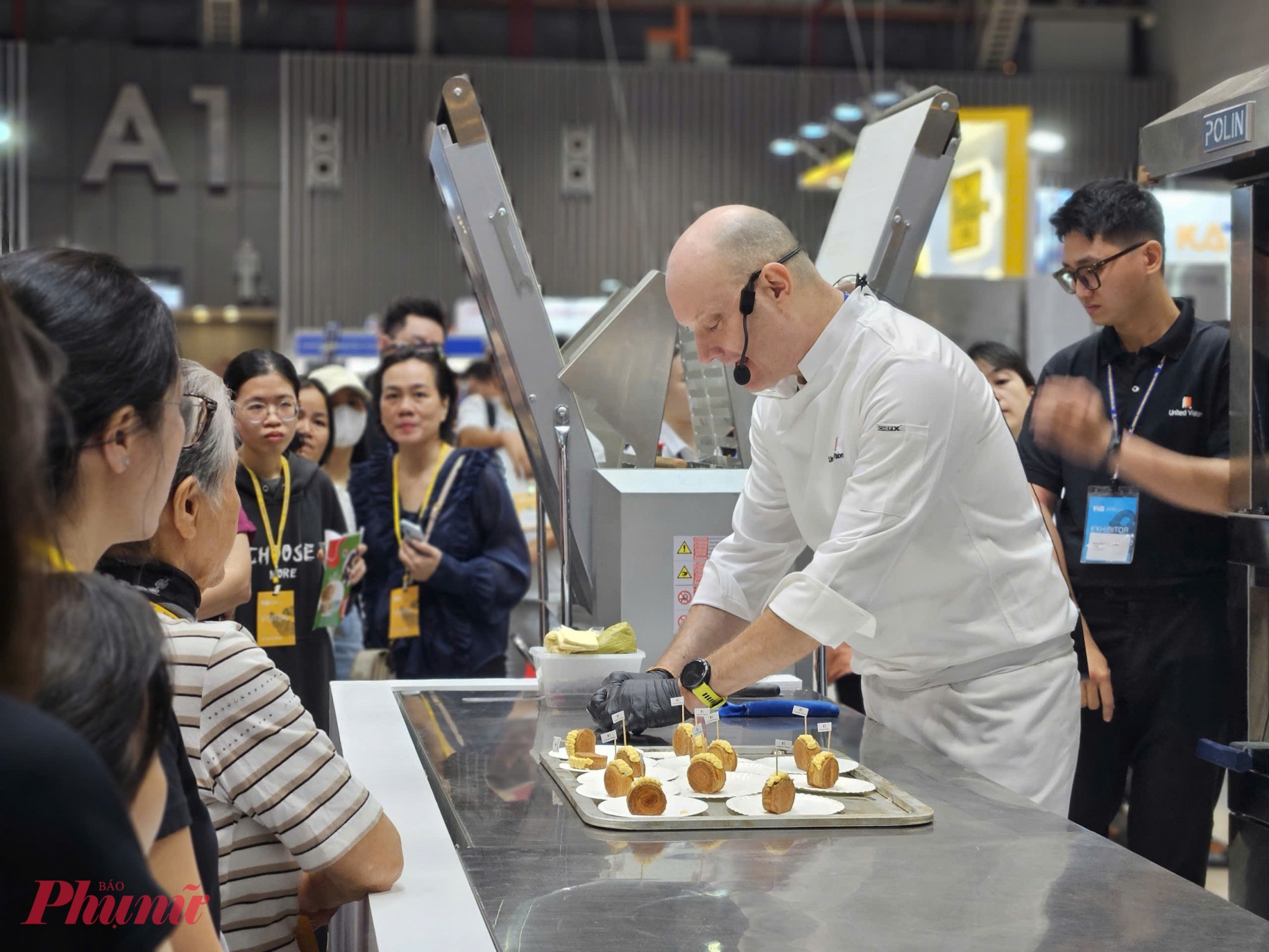 Đầu bếp trình diễn làm bánh ngay tại quầy, thu hút sự chú ý của khách tham quan