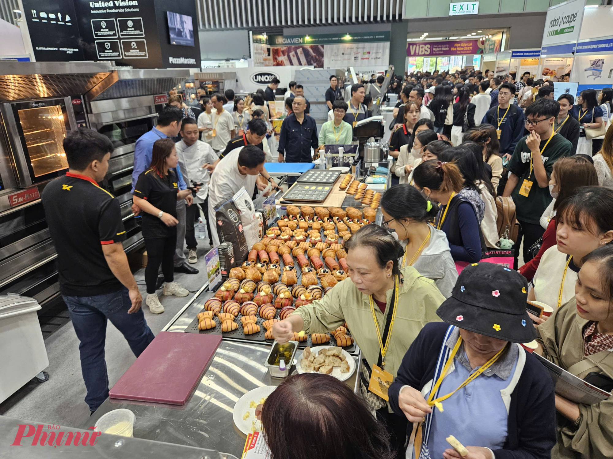 Dòng người liên tục dừng lại trước quầy bánh mới nướng để xem đầu bếp thao tác và xin phần thử.