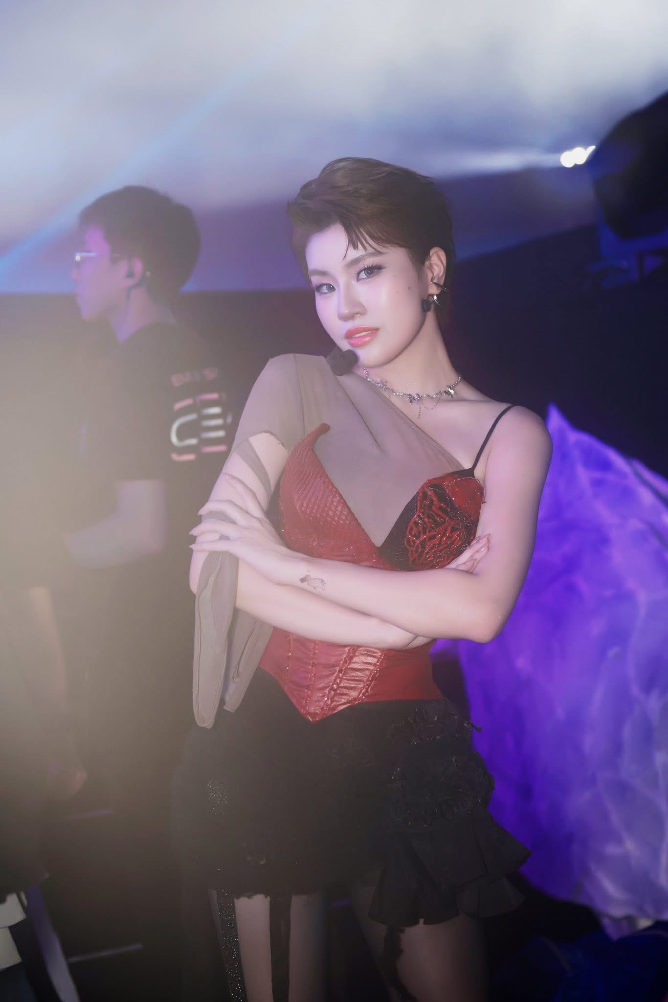 Sự thay đổi này được nhiều khán giả đánh giá là màn lột xác ấn tượng nhất của Pháo từ trước đến nay. Không chỉ nhan sắc thăng hạng, cô còn được khen ngày càng chín chắn trong cách xây dựng hình ảnh, phù hợp với quá trình trưởng thành trong âm nhạc lẫn phong cách cá nhân.