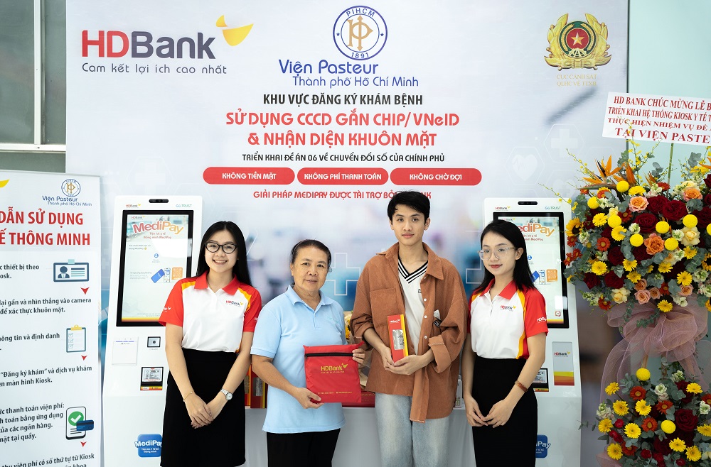 Đến nay, HDBank đã hoàn thiện triển khai Kiosk tại hơn 200 bệnh viện trên toàn quốc và hướng đến mục tiêu hoàn thành 1001 Kiosk vào cuối năm 2025 - Ảnh: HDBank