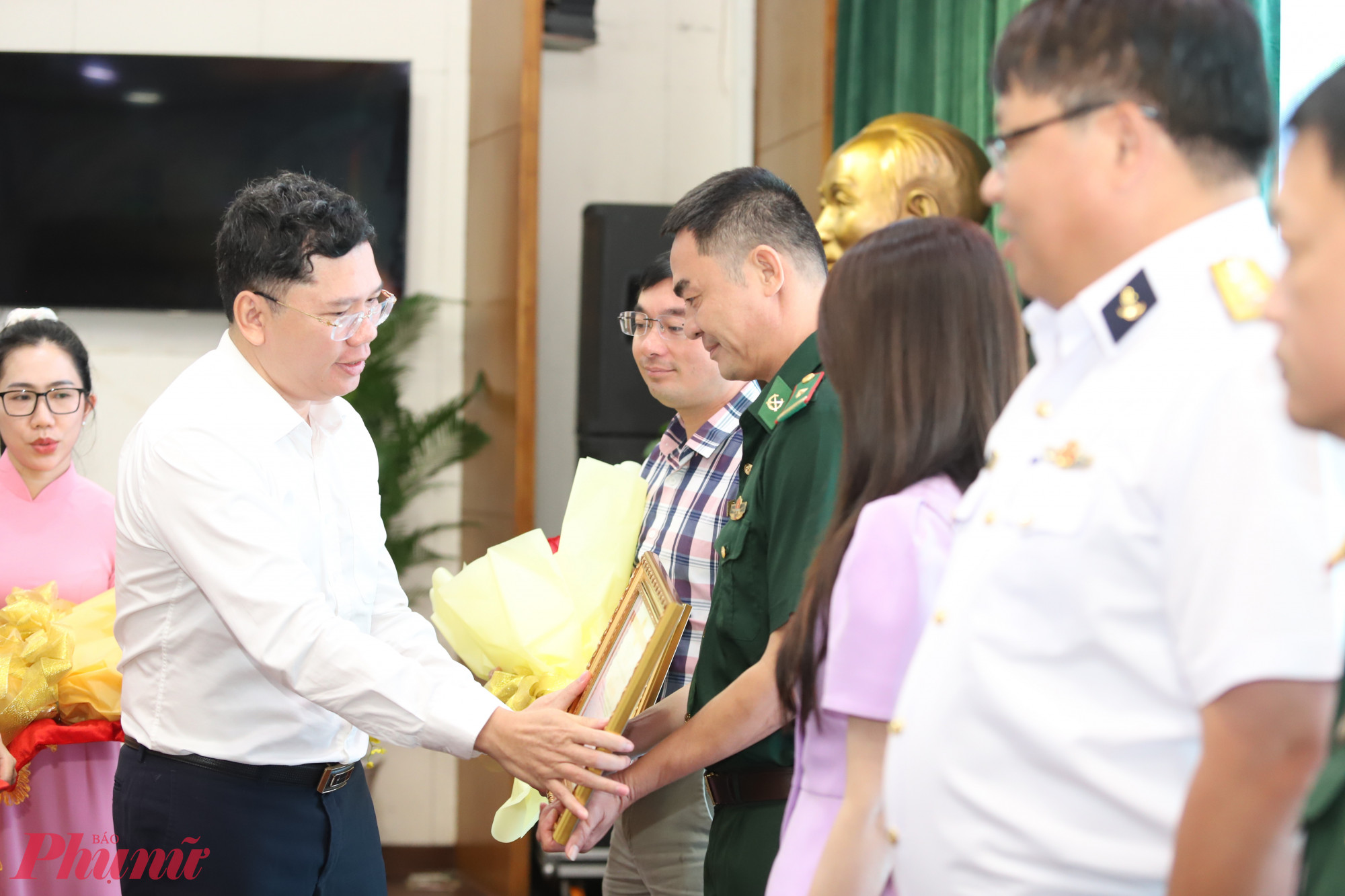 TPHCM quyết liệt chống khai thác IUU, kỳ vọng gỡ “thẻ vàng” trong năm 2026 Ông Hoàng Nguyên Dinh - Phó chủ tịch UBND TPHCM đã khen thưởng 9 tập thể, 11 cá nhân có thành tích xuất sắc trong thực hiện nhiệm vụ IUU năm 2025.