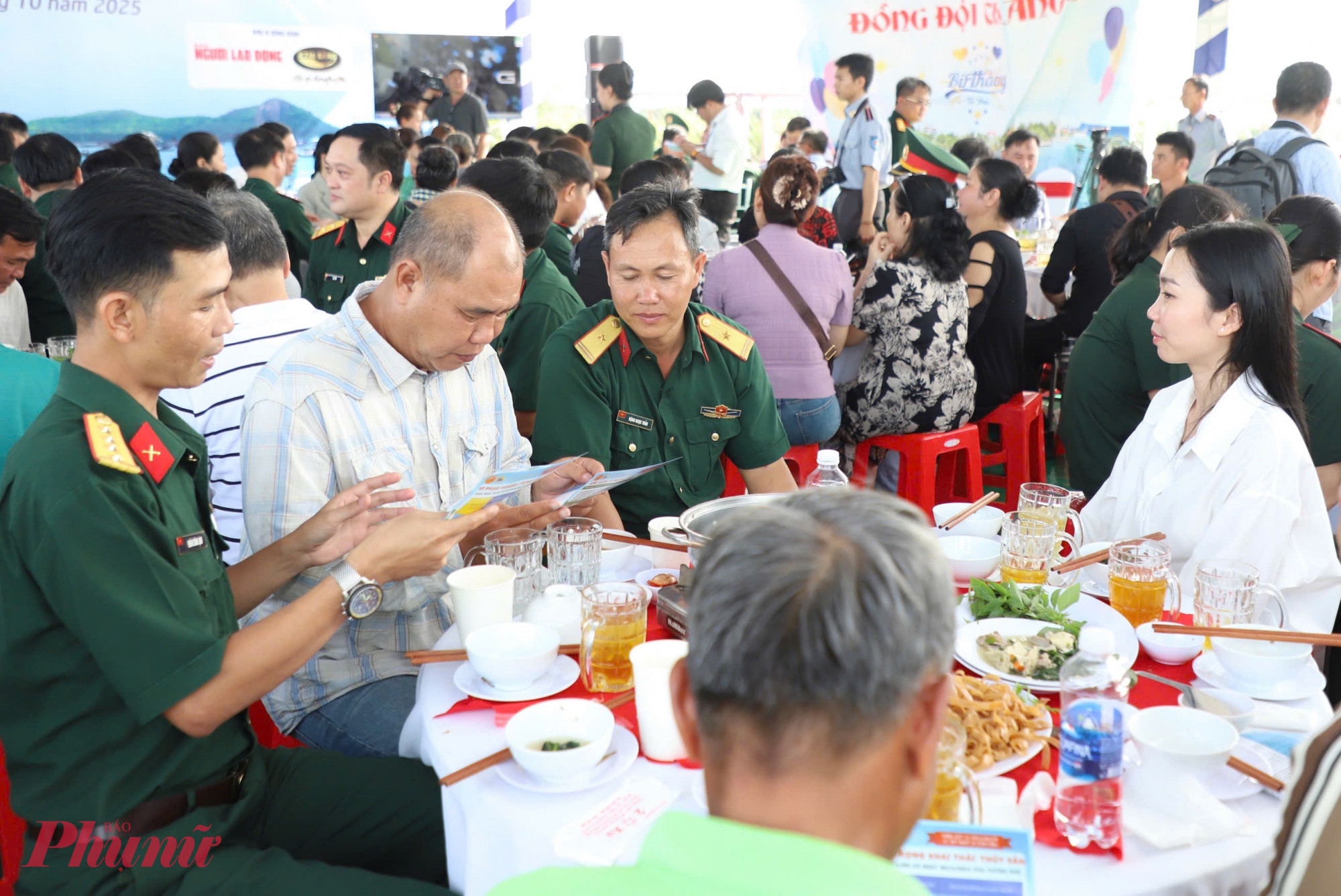 TPHCM quyết liệt chống khai thác IUU, kỳ vọng gỡ “thẻ vàng” trong năm 2026 Chương trình “Ăn sáng cùng ngư dân” kết hợp tuyên truyền bảo vệ chủ quyền biển, đảo Việt Nam trên tàu kiểm ngư KN - 290 tại Chi đội Kiểm ngư số 2 (phường Phước Thắng), Bộ Tư lệnh TPHCM phối hợp với Bộ Tư lệnh Vùng Cảnh sát biển 3 tổ chức