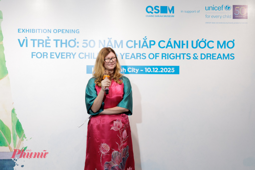 Bà Silvia Danailov chia sẻ tại triển lãm - Ảnh: Bảo tàng Nghệ thuật Quang San