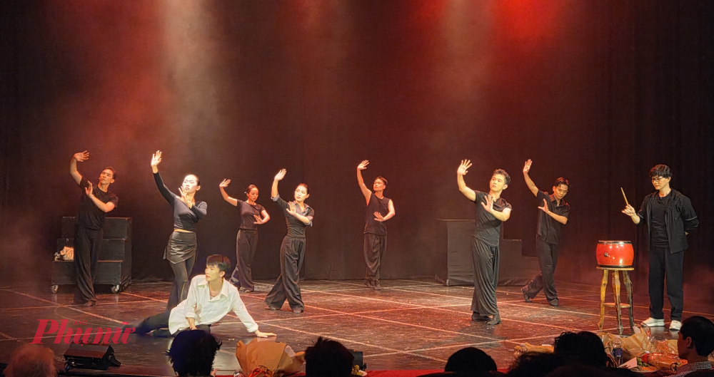 Lộc - nhân vật chính của Sống - phải vượt qua rất nhiều khó khăn, kể cả rào cản từ chính bản thân, để 