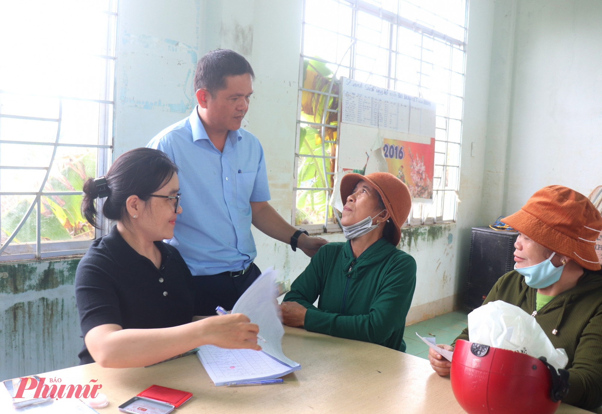 Lãnh đạo UBND phường Đông Hòa đã trực tiếp đến kiểm tra công tác cấp phát tại một số khu phố- Ảnh: Mỹ Luận