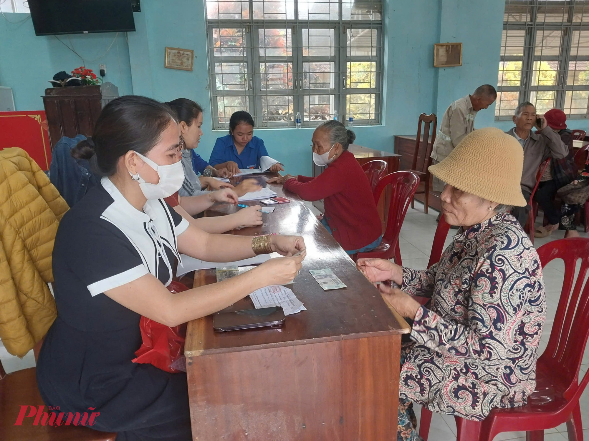 Nhiều hộ chia sẻ nguồn hỗ trợ này sẽ giúp họ nhanh chóng ổn định sinh hoạt, khắc phục khó khăn sau mưa lũ- Ảnh: Mỹ Luận