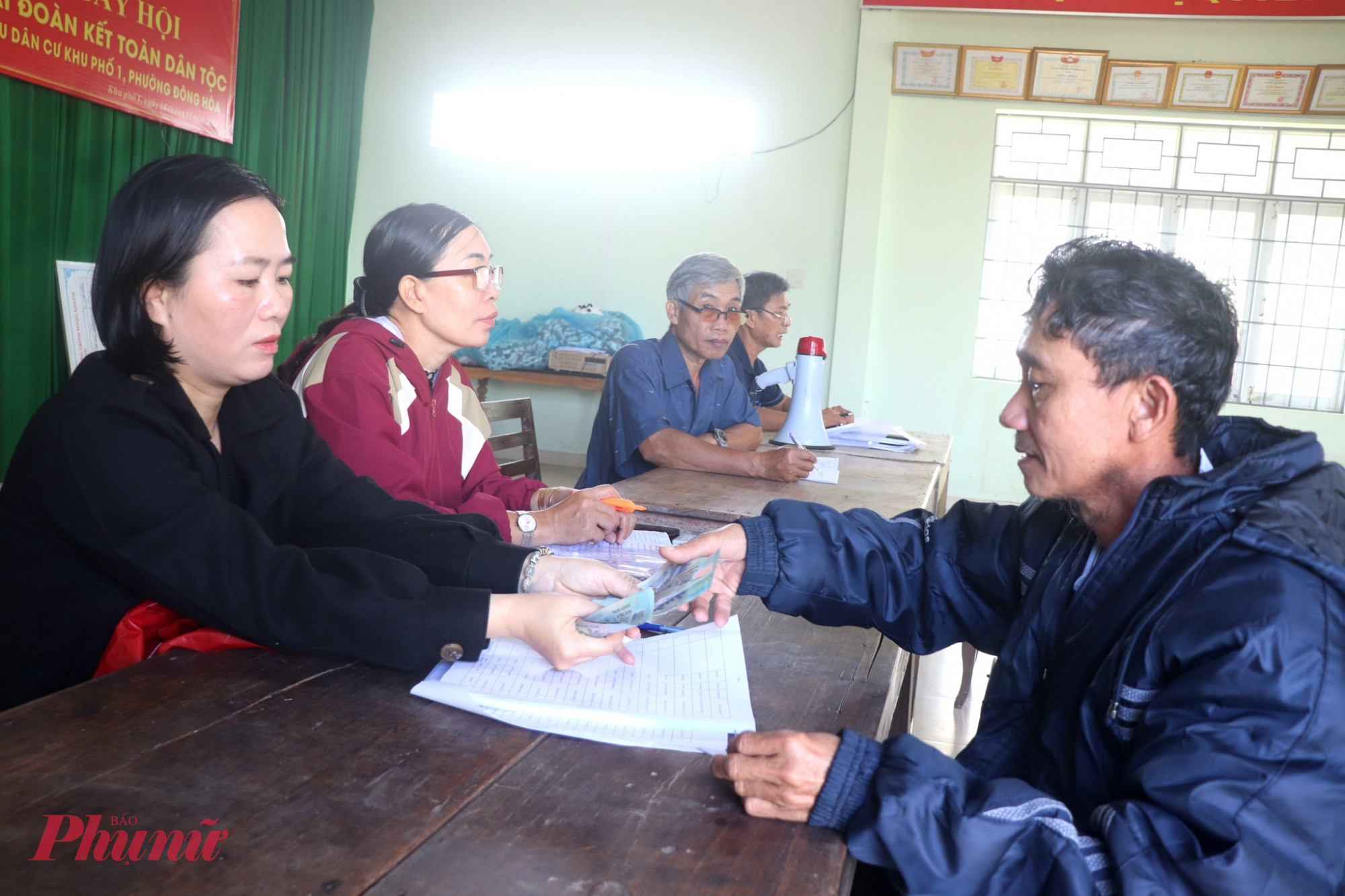 Tại các điểm cấp phát tiền, phần lớn người dân bày tỏ sự đồng tình, phấn khởi trước sự quan tâm kịp thời của Nhà nước và cách tổ chức chu đáo, chuyên nghiệp của chính quyền địa phương- Ảnh: Mỹ Luận