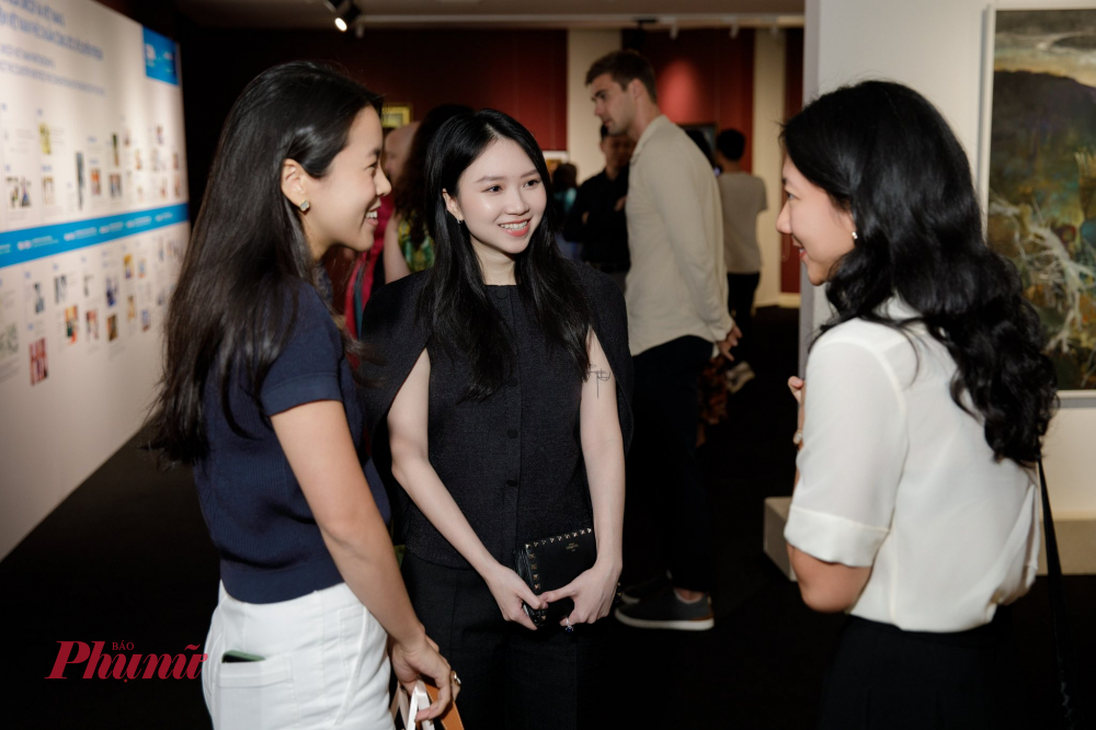 Các khách tham quan trò chuyện và giao lưu trong buổi triển lãm - Ảnh: Bảo tàng Nghệ thuật Quang San